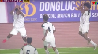 Cầu thủ U22 Timor Leste cùng nhau Siu sau bàn thắng thứ ba vào lưới Philippines