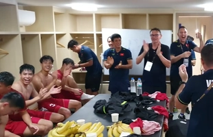 VIDEO: Thầy trò HLV Troussier quẩy hết cỡ sau chiến thắng trước Malaysia