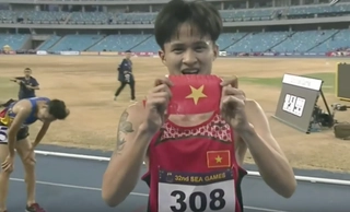 Màn bức tốc ấn tượng của Trung Cường đem về HCV thứ 7 cho Điền kinh Việt Nam