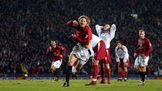 VIDEO: Người đàn ông này đã thay đổi luật bóng đá nhờ một chiếc áo