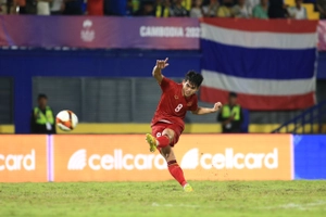 Thủ môn Thái Lan từ chối siêu phẩm ghi bàn của Khuất Văn Khang