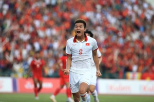 VIDEO: Văn Tùng đánh đầu ngược dũng mãnh gỡ hòa cho U22 Việt Nam trước Indonesia