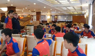 HLV Philippe Troussier căn dặn học trò U22 Việt Nam trước khi về nước