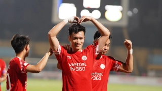 VIDEO: Hoàng Đức đánh đầu hiểm hóc hạ gục Văn Lâm