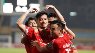 Thêm 1 cú đánh đầu hiểm hóc của Hoàng Đức khiến hàng thủ Bình Định tự hủy