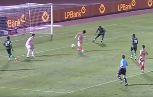 VIDEO: Huỳnh Tấn Sinh đốt đền khó tin dù không bị đối phương theo kèm