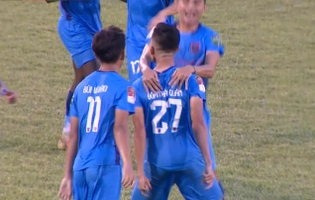 Cầu thủ Bình Dương ăn mừng như Ronaldo sau khi lập siêu phẩm vào lưới Khánh Hòa