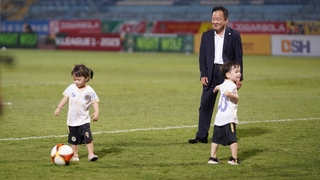 VIDEO: Bầu Hiển chơi bóng cùng cháu nội trên sân Hàng Đẫy