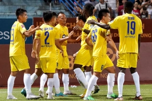 Video: SLNA mở tỉ số 5 phút sau khi Văn Hậu đá hỏng penalty