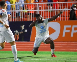 Video: Ngoại binh Nam Định lập siêu phẩm vào lưới Bình Định