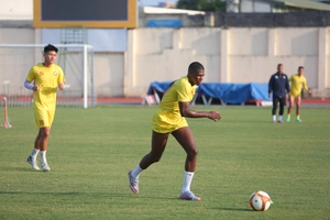 VIDEO: Tiền đạo Thanh Hóa sút xa thần sầu cháy lưới Bình Dương