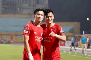 VIDEO: Quế Ngọc Hải mắc lỗi, Đức Chiến mở tỉ số cho Viettel trước SLNA