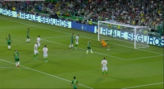 Santi Cazorla ghi bàn đẳng cấp ở tuổi 38