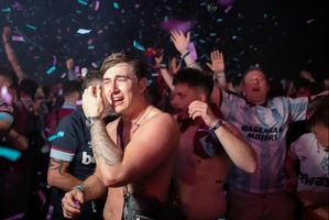 CĐV West Ham xuống đường ăn mừng sau chức vô địch lịch sử