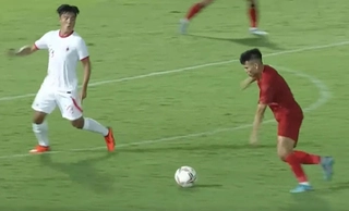 Phạm Xuân Mạnh hụt 'siêu phẩm' ghi bàn trước khung thành Hồng Kông