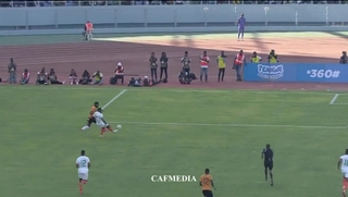 Tình huống phản lưới nhà khó tin của Serge Aurier 