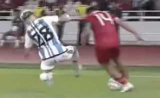 Bị phạm lỗi thô bạo, Garnacho đứng bật dậy 'phản đòn' cầu thủ Indonesia