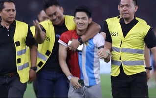 CĐV Indonesia chạy xuống sân xin chụp ảnh cùng Garnacho và cái kết