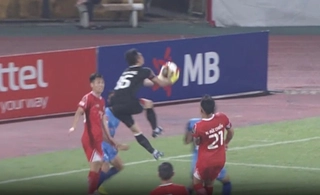 CLB Viettel để Bình Dương chọc thủng lưới sau tình huống gây tranh cãi 