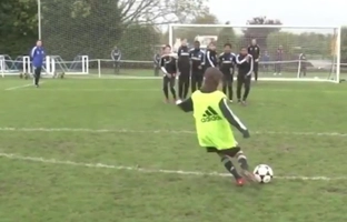 Mason Mount bắt chước kỹ năng đá phạt của Cristiano Ronaldo 