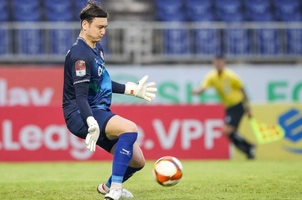 Văn Lâm cản phá xuất thần cú sút xa búa bổ của ngoại binh CLB Công An Hà Nội