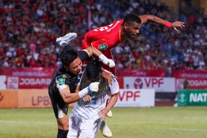 Nguyên Mạnh hóa người nhện từ chối tình huống ghi bàn mười mươi của Viettel