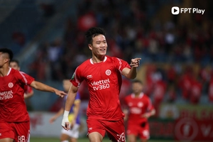 Tiền vệ Hoàng Đức ghi bàn thắng đẹp mắt vào lưới CLB Hà Nội 