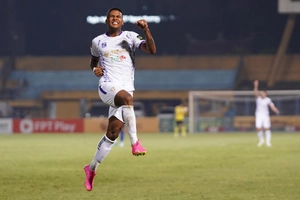 Video: Ngoại binh 8 phút ghi hai bàn đưa Hà Nội FC dẫn trước Bình Định