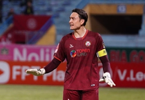 VIDEO: Văn Lâm từ chối cú trivela điệu nghệ của Đoàn Văn Hậu 