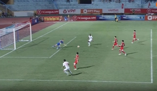 VIDEO: Ngoại binh Hà Tĩnh bỏ lỡ cơ hội không thể tin nổi trước gôn trống