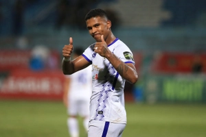 VIDEO: Ngoại binh Hà Nội ghi bàn ở tư thế quay lưng về phía khung thành CLB Hải Phòng