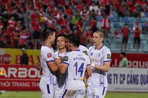 VIDEO: Văn Quyết ghi bàn thắng thứ 8 cho CLB Hà Nội