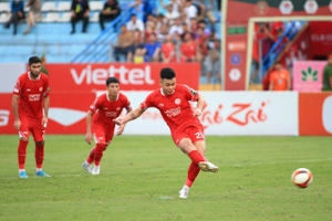 VIDEO: Filip Nguyễn trổ tài đánh bại Đức Chiến trong tình huống đá 11m