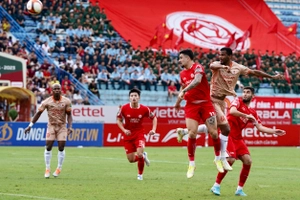 VIDEO: Xà ngang cứu thua cho CLB Viettel khỏi bàn thua sớm trước CAHN