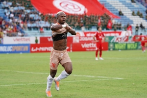 Ngoại binh CAHN ghi bàn đẳng cấp vào lưới Viettel FC