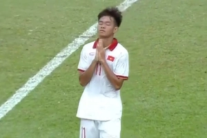 Bùi Vĩ Hào chắp tay tưởng nhớ các thành viên HAGL sau pha ghi bàn cho U23 Việt Nam