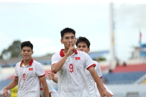 VIDEO: Đinh Xuân Tiến tỏa sáng, U23 Việt Nam vượt lên dẫn trước Malaysia