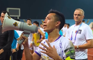 Văn Quyết lạc giọng kêu gọi CĐV tiếp tục ủng hộ CLB Hà Nội sau một mùa giải trắng tay 