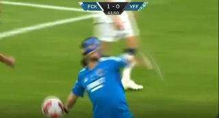 Cựu thủ môn Liverpool gây sốc với pha ném bóng khó tin