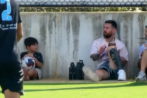VIDEO: Nghỉ thi đấu, Leo Messi trổ tài làm Huấn luyện viên