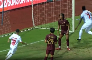 CLB Hải Phòng ghi bàn thắng dẫn trước sau pha đốt đền của hậu vệ đối thủ