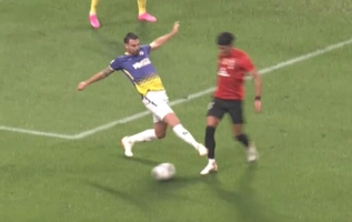 Cựu sao Dortmund tiếp tục mắc sai lầm khiến Hà Nội FC để thủng lưới