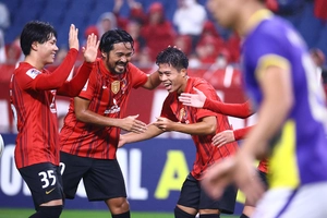 Sao Thái Lan mở tài khoản bàn thắng cho Urawa Reds nhờ cú sút xé lưới Hà Nội FC