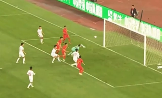 Tuyển Việt Nam suýt phải nhận bàn thua sau pha không chiến của chủ nhà Trung Quốc