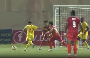 Cầu thủ Thanh Hóa lập siêu phẩm ghi bàn vào lưới Hà Tĩnh