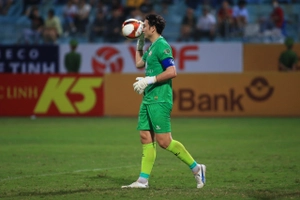 Thủ môn Đặng Văn Lâm bộc lộ hạn chế chống bóng bổng ở bàn thua của Bình Định