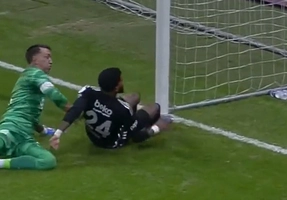 VIDEO: Thủ môn cứu đối phương lao vào thẳng cột dọc