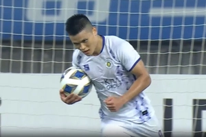 Xâu kim thủ môn, tiền đạo Tuấn Hải mang về bàn thắng quý giá cho CLB Hà Nội