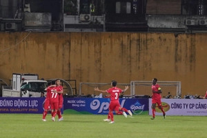 Triệu Việt Hưng đánh đầu ngược hiểm hóc tung lưới Hà Nội FC