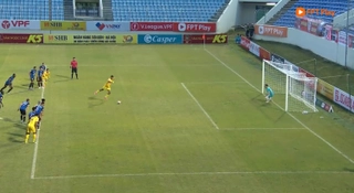 VIDEO: Ngoại binh Quảng Nam nhảy chân sáo, sút tung lưới TP.HCM trên chấm 11m
